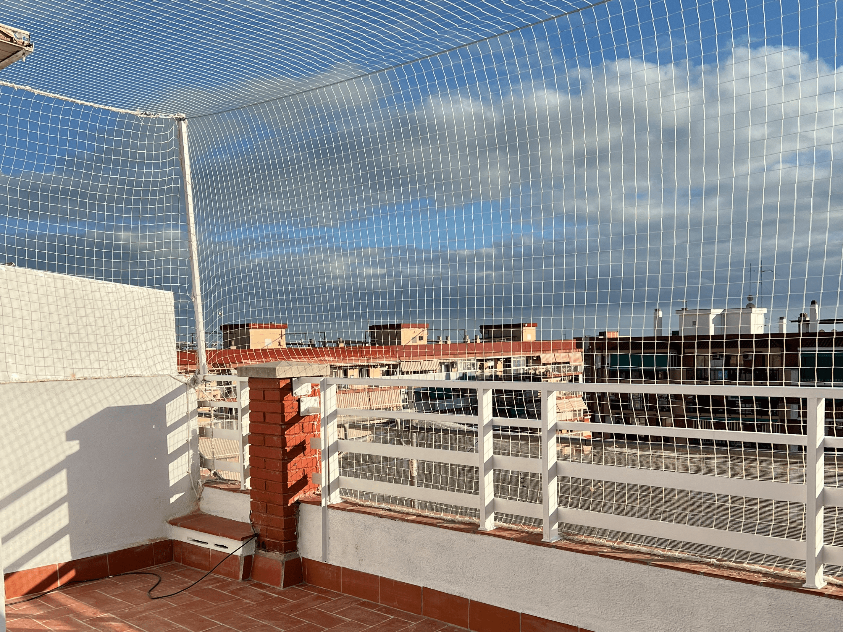 Instalación de redes de protección y seguridad para balcones y ventanas