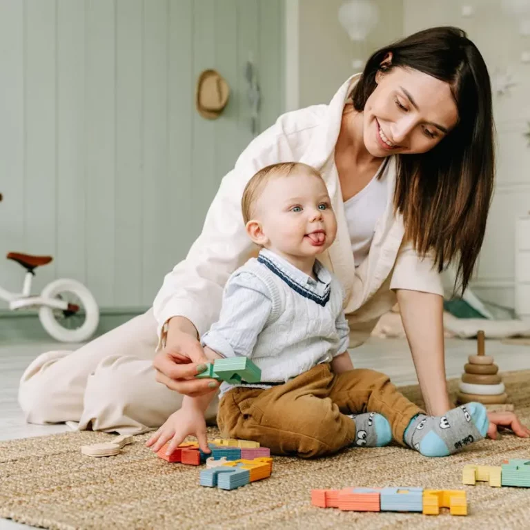 mama-bebe-jugando
