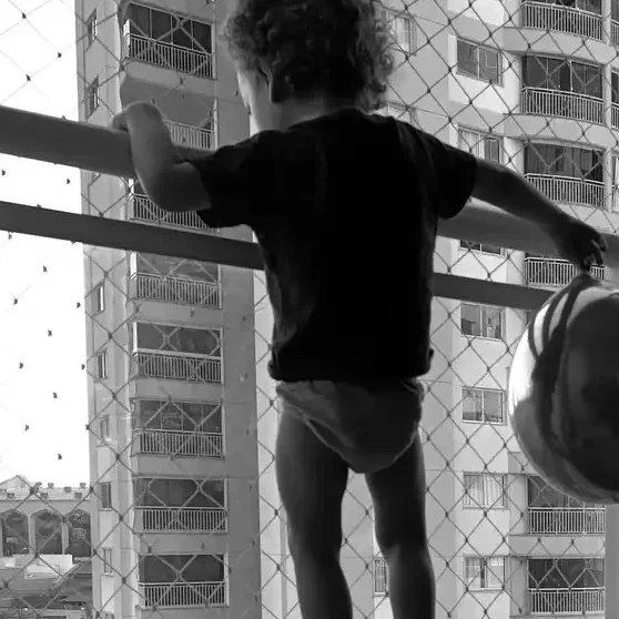 psuyen-1738614277-28035209 Mallas de seguridad instaladas en un balcón para proteger a los niños