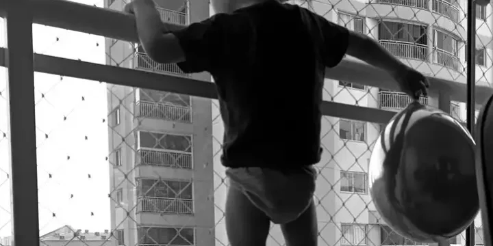 Mallas de seguridad instaladas en un balcón para proteger a los niños