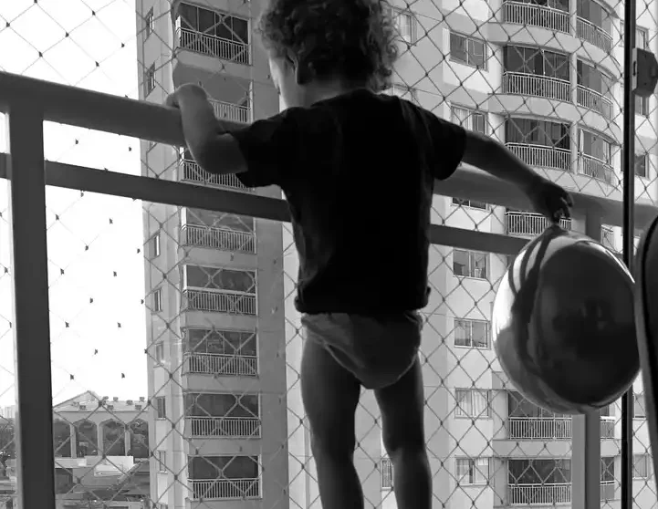 psuyen-1738614277-28035209 Mallas de seguridad instaladas en un balcón para proteger a los niños